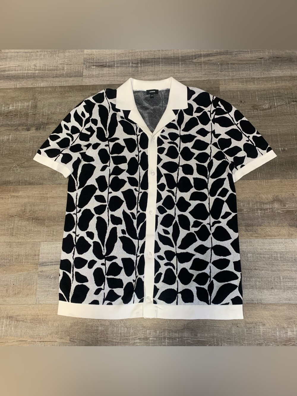 Express Short Sleeve Sweater Knit Camp Collar Leaf Print Button Up Shirt Medium